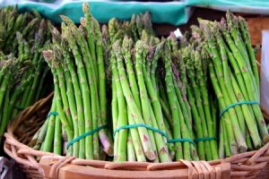 Bunches of asparagus. Copyright: ucius / 123RF Stock Photo