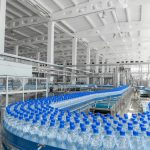 For the production of plastic bottles and bottles on a conveyor belt factory