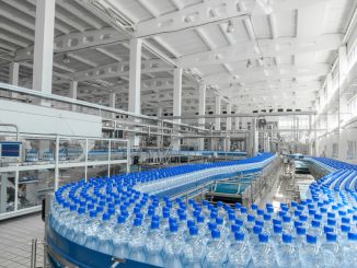 For the production of plastic bottles and bottles on a conveyor belt factory