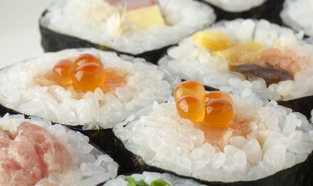 sushi rolls use nori or mozuku.