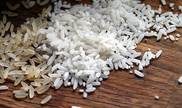 Rice (parboiled rice, brown rice) on a table.