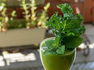 A green smoothie. One of the foods for the Sirtfood Diet.