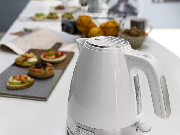 De'Longhi Active Line Kettle, anti-scale filter, 1.7 Liters, 360° swivel base, KBLA.3001.W, White